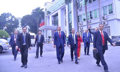 kazakhstans lower house chairman visits hanoi university