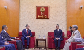 Kazakhstan’s lower house chairman visits Hanoi University