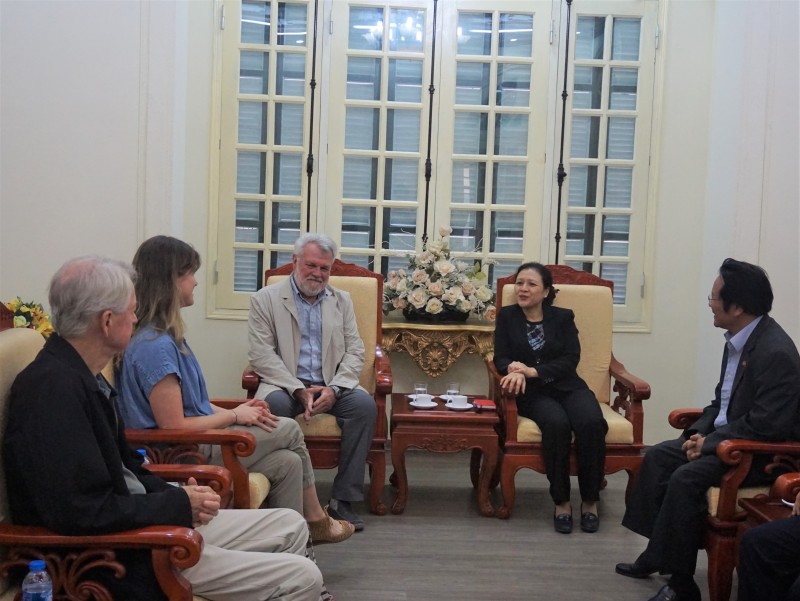 vufo president meets members of an american family with special bond with vietnam