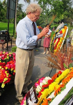 US veteran sends 504 roses to commemorate 504 civilians from Son My, Quang Ngai