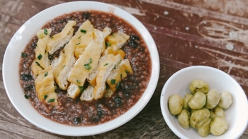 Bean porridge with tofu and pickled eggplants: A good way to cool down in Hanoi summer