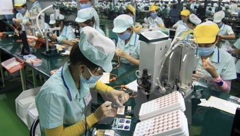 samsung vietnams factory locked down after a worker test positive for covid 19