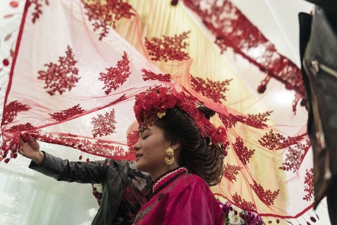 hanoi street fish seller photo won smithsonian photography award