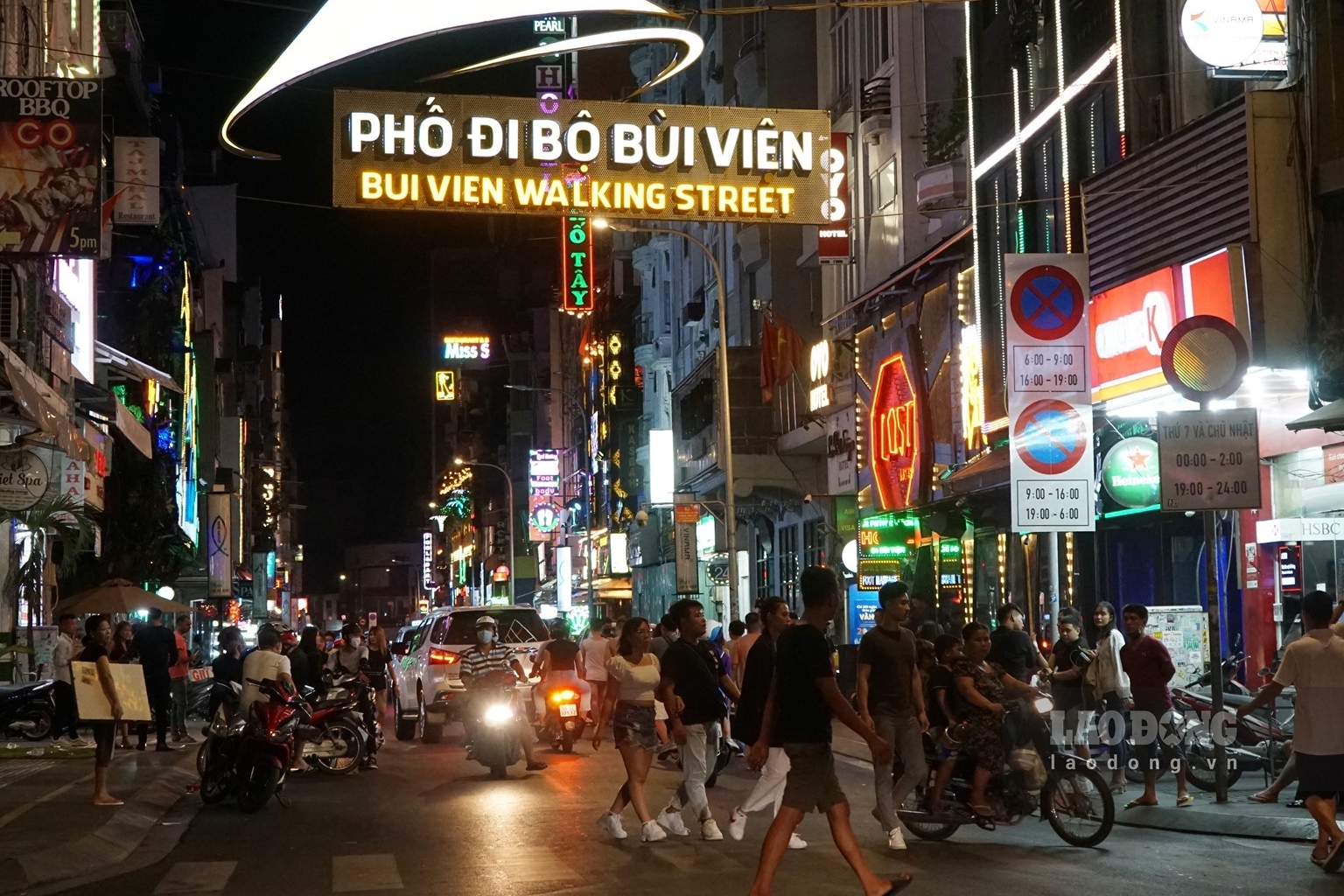 Bui Vien, Sai Gon's backpacker street bustling again [Photos]