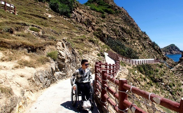 with courage a disable wheelchair bound vietnamese has traveled across vietnam