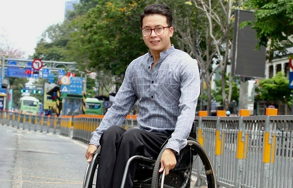With wheelchair-bound and courage, a Vietnamese with disability has traveled across Vietnam