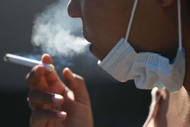 experts warn smoking may increase the risk of contracting with coronavirus