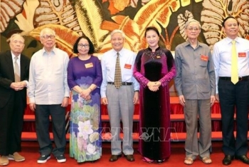 NA leader meets outstanding journalists in Vietnam