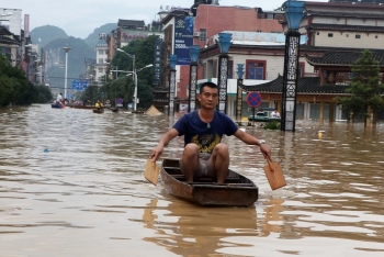 china flood latest news downpours to continue raging china raises flood alert to second highest level