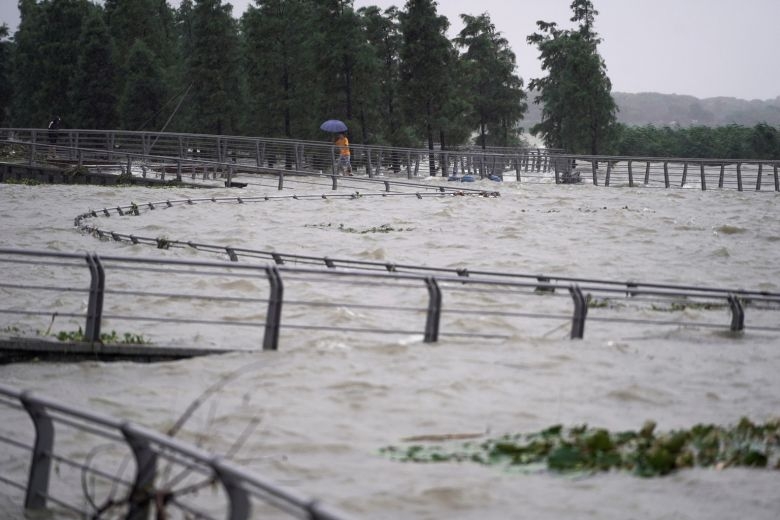 china massive flood updates hundreds of people dead or missing millions evacuated from collapsed houses