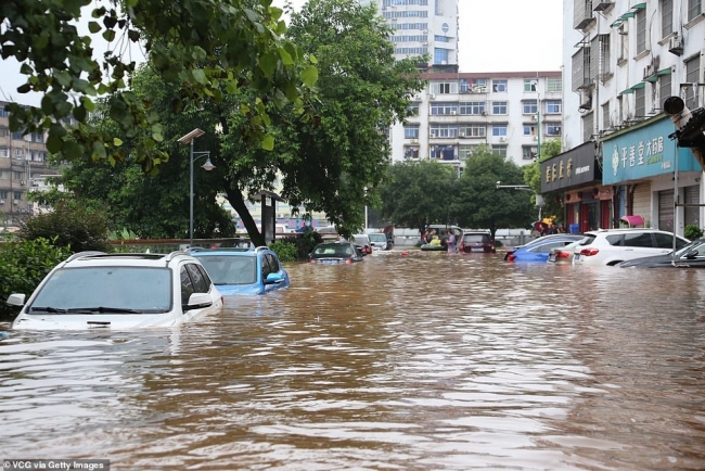 China massive flood updates: hundreds of people dead or missing, millions evacuated from collapsed houses