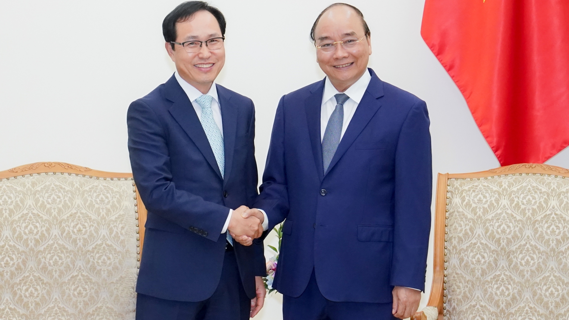 PM strongly commits to aid Samsung Vietnam