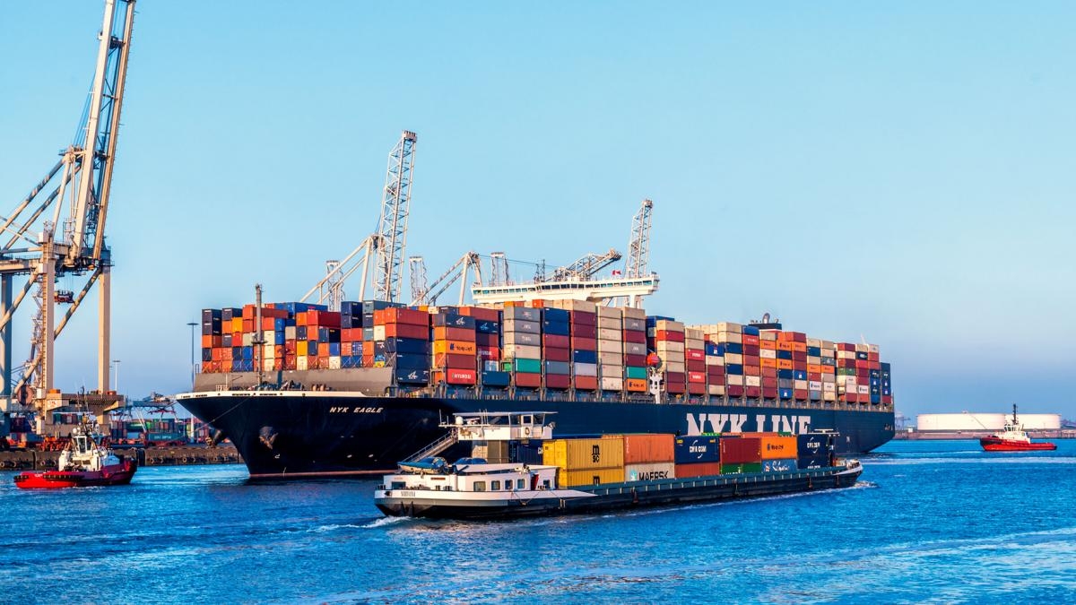 Vietnam's trade surplus reached US$10 billion by mid-August