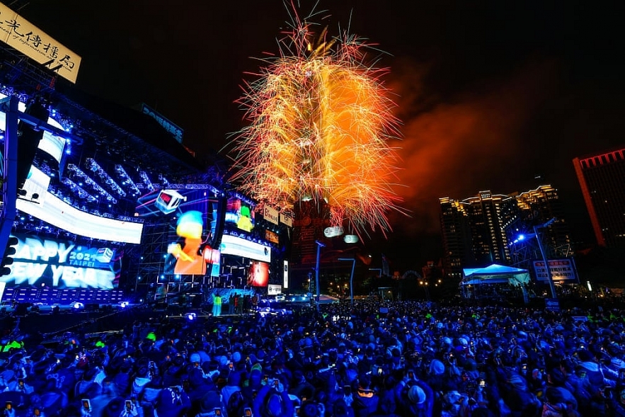 In photos: New Year's Eve around the world with pandemic controlling muting celebrations