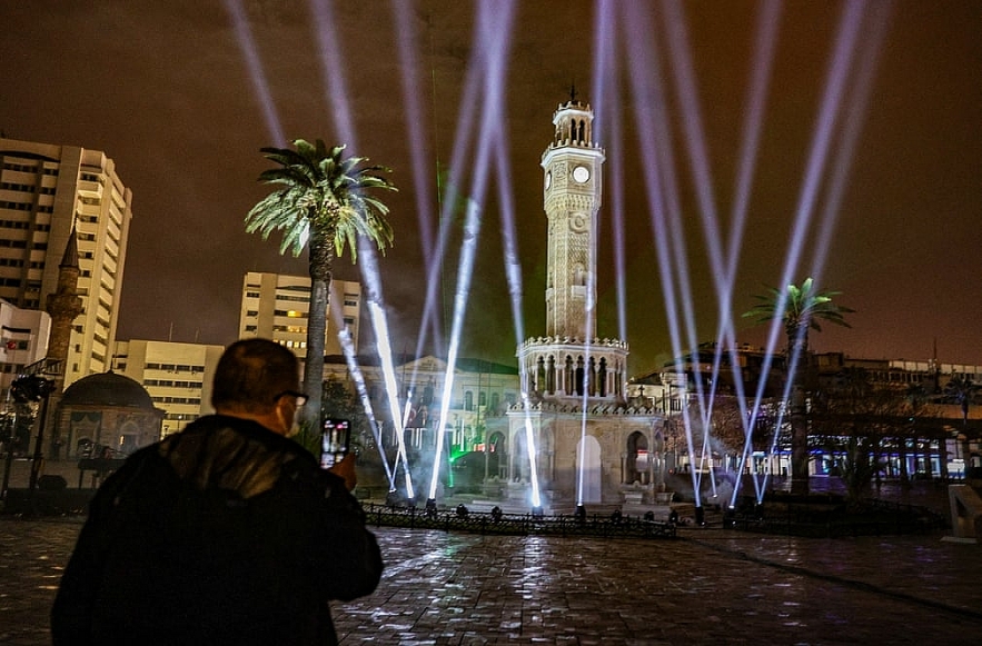 In photos: New Year's Eve around the world with pandemic controlling muting celebrations