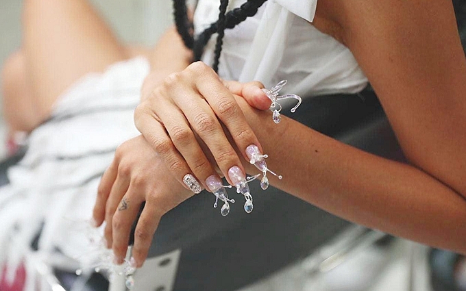 Scratch Magazine hails Vietnamese manicurist for "futuristic" nail collection