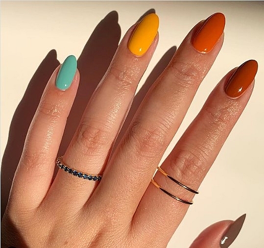 Scratch Magazine hails Vietnamese manicurist for "futuristic" nail collection