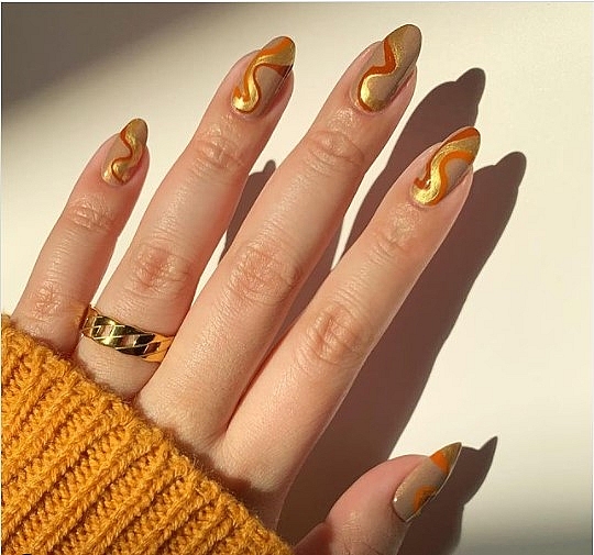 Scratch Magazine hails Vietnamese manicurist for "futuristic" nail collection