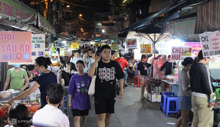 Exploring street food paradise at Sai Gon flower market