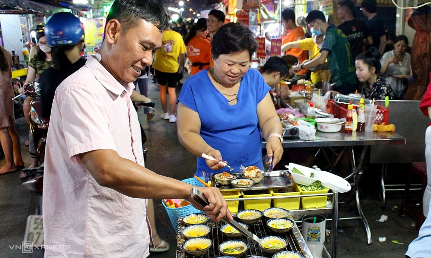 Exploring street food paradise at Sai Gon flower market