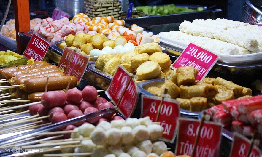 Exploring street food paradise at Sai Gon flower market
