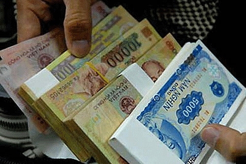 New small banknotes hunted for New Year lucky money in Vietnam