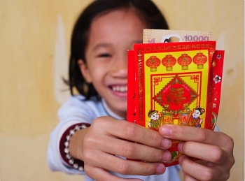 new small banknotes hunted for new year lucky money in vietnam