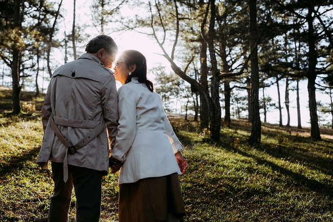 Admiring senior couple's photos that touch the heart of Vietnamese netizens