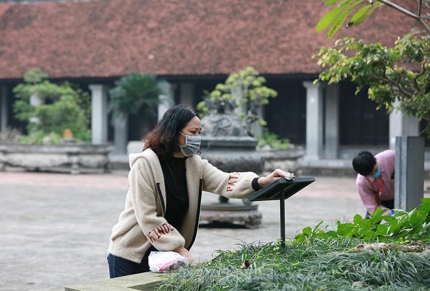 Before that, the staff of the Temple of Literature cleaned the billboards to welcome visitors. Photo: Tien Phong.