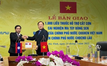 Vietnam Donates 1000 Doses Of Drug Addiction Treatment Medicine To Laos
