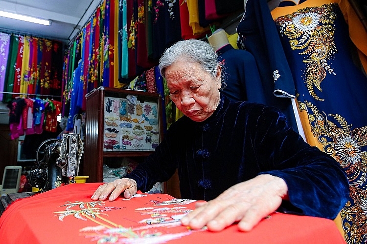 Family of 4 generations sewing Ao Dai in Old Quarter: From rusted sewing machine to a famous brand