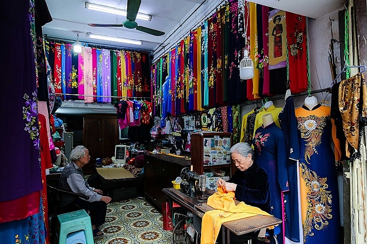 Family of 4 generations sewing Ao Dai in Hanoi Old Quarter: From rusted  sewing machine to a famous brand