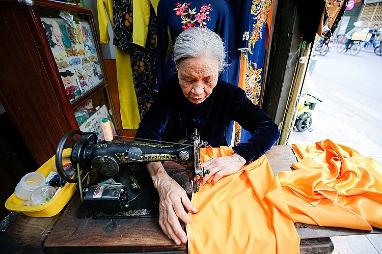 Family of 4 generations sewing Ao Dai in Old Quarter: From rusted sewing machine to a famous brand