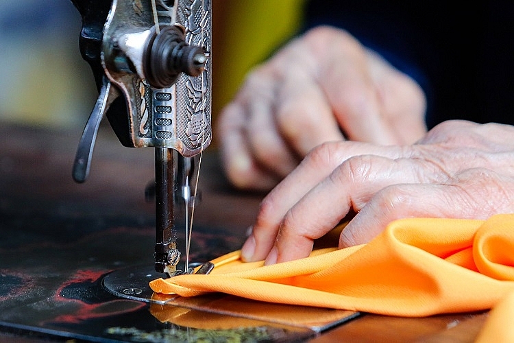 Family of 4 generations sewing Ao Dai in Old Quarter: From rusted sewing machine to a famous brand