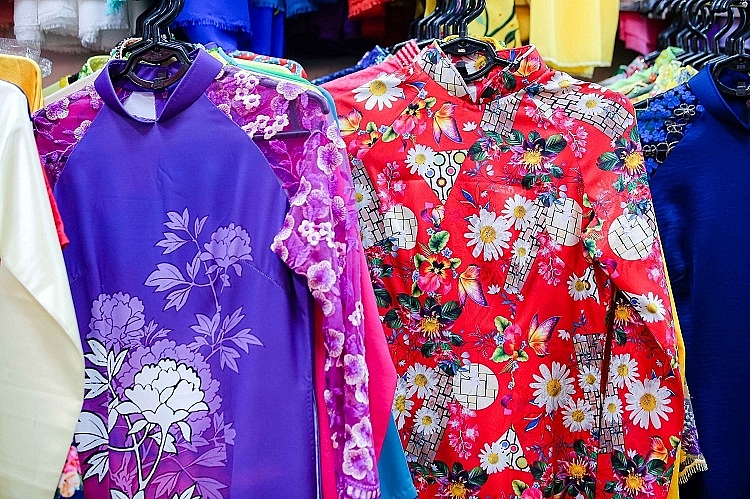 Family of 4 generations sewing Ao Dai in Old Quarter: From rusted sewing machine to a famous brand