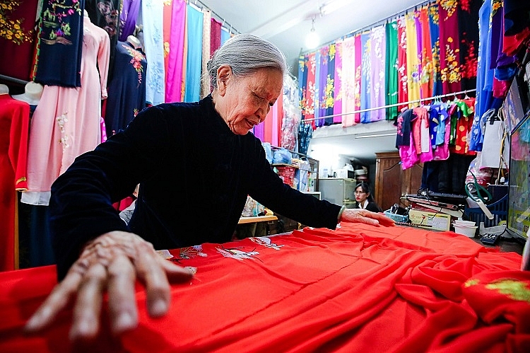 Family of 4 generations sewing Ao Dai in Hanoi Old Quarter: From rusted  sewing machine to a famous brand