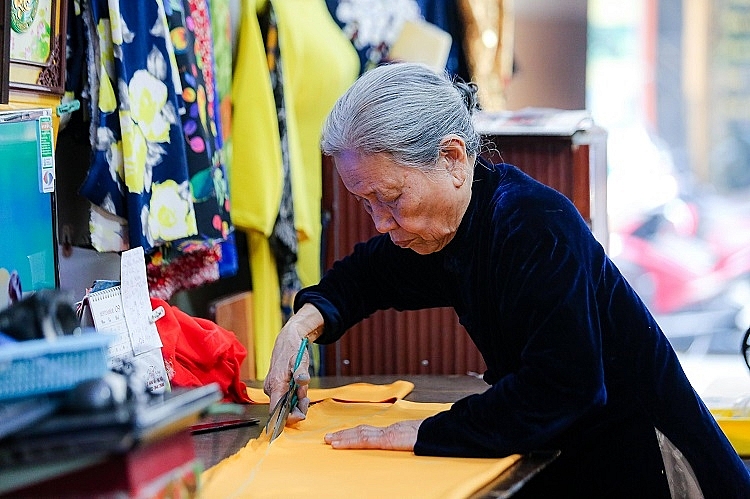 Family of 4 generations sewing Ao Dai in Old Quarter: From rusted sewing machine to a famous brand