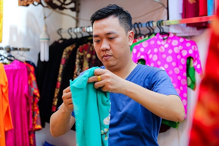 Family of 4 generations sewing Ao Dai in Old Quarter: From rusted sewing machine to a famous brand