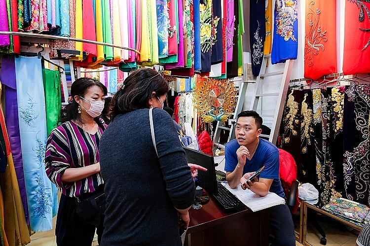 Family of 4 generations sewing Ao Dai in Old Quarter: From rusted sewing machine to a famous brand