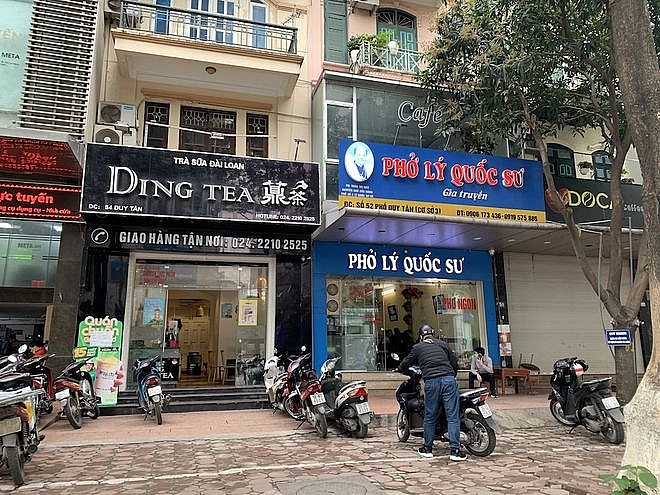 Hanoi's stores and restaurants reopen: Many people drop by coffee after 2 weeks of social distancing
