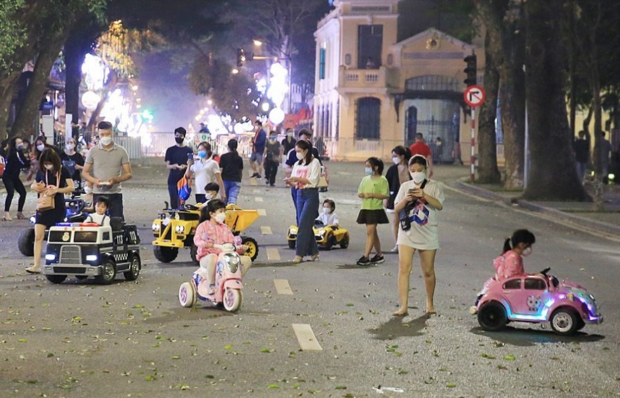 In Photos: Packed Pedestrian Streets In Hanoi After A Year Of Closure