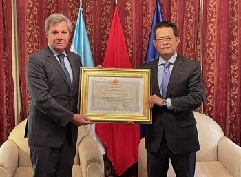 Former Argentine Ambassador To Vietnam Honored With Friendship Order