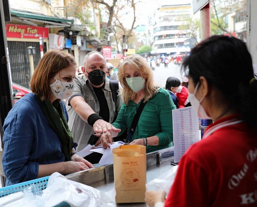 Foreign tourists enjoy food in Hanoi's Old Quarter. Photo: Thanh Tung/VNA.