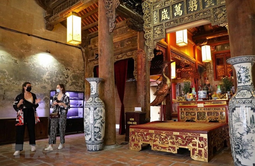 Foreign visitors in Kim Ngan Temple, Hanoi's Old Quarter. Photo: Thanh Tung/VNA.