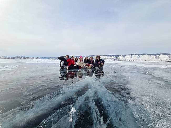 Memorable experience of Vietnamese tourists in the deepest lake of the world