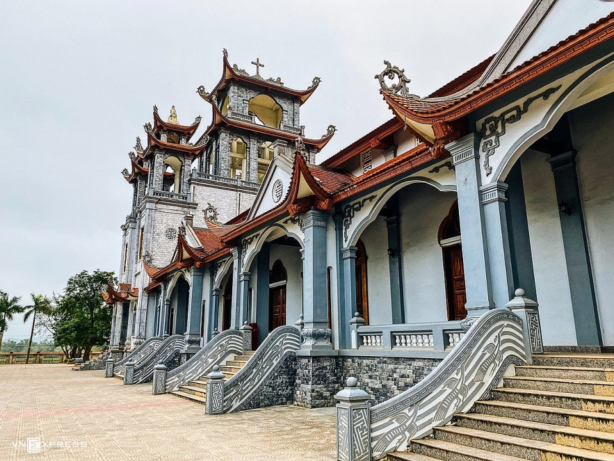 Splendid churches add charm to Quang Binh Province