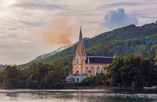 Splendid churches add charm to Quang Binh Province