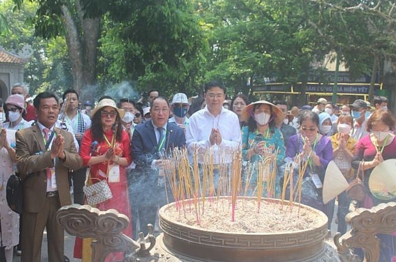 Overseas Vietnamese Respectfully Pay Tribute To The Hung Kings