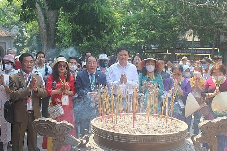 Overseas Vietnamese Respectfully Pay Tribute To The Merits Of Hung Kings