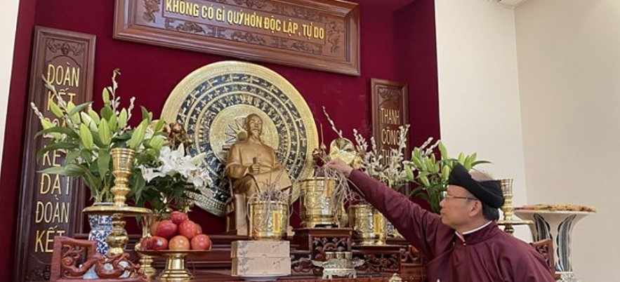 Ambassador to France Dinh Toan Thang offered incense. Photo: VNA.
